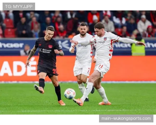 勒沃库森防线轮转:塔普索巴与巴德的中卫搭档协防默契度 勒沃库森防线轮转:塔普索巴与巴德的中卫搭档协防默契度